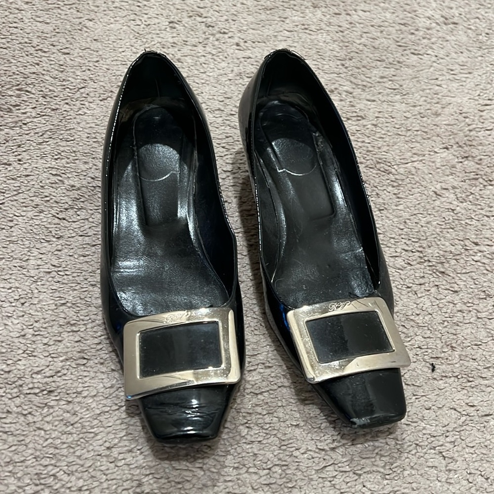 Well loved Roger Vivier black low heels